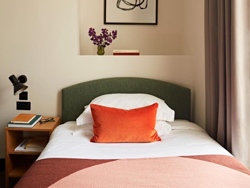 Small Room - Single Bed image 3