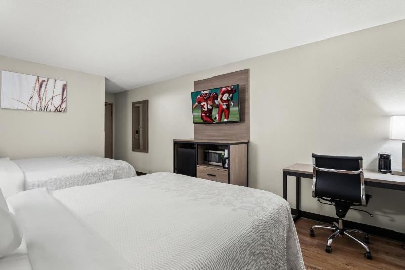 Deluxe Room with Two Queen Beds Smoke Free image 4