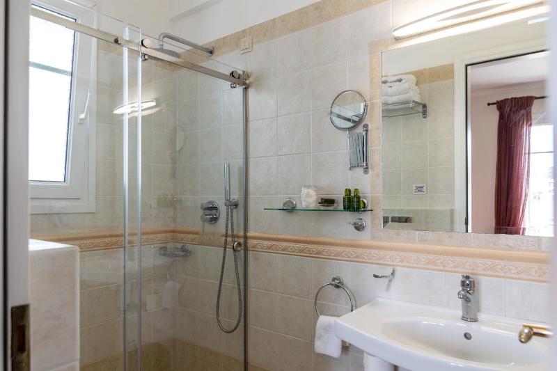 Double Room with Balcony and Partial Sea View image 2