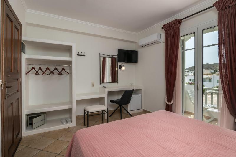 Double Room with Balcony and Partial Sea View image 3