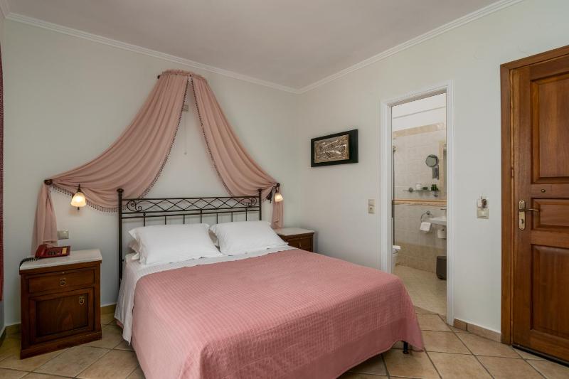 Double Room with Balcony and Partial Sea View image 4