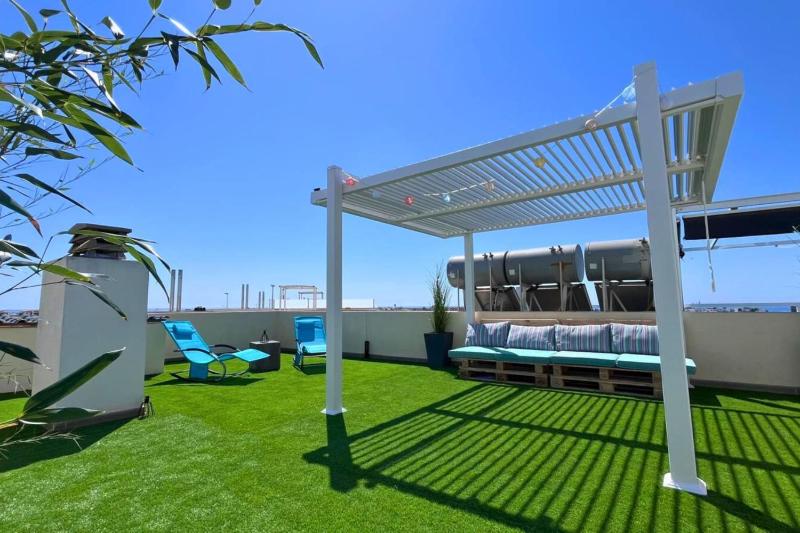Modern flat with swimming pool terrace and equipped solarium - image 26