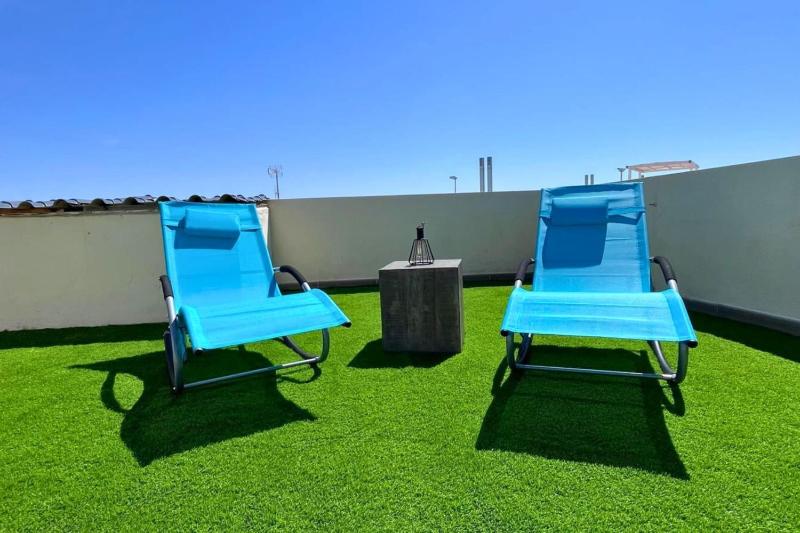 Modern flat with swimming pool terrace and equipped solarium - image 21