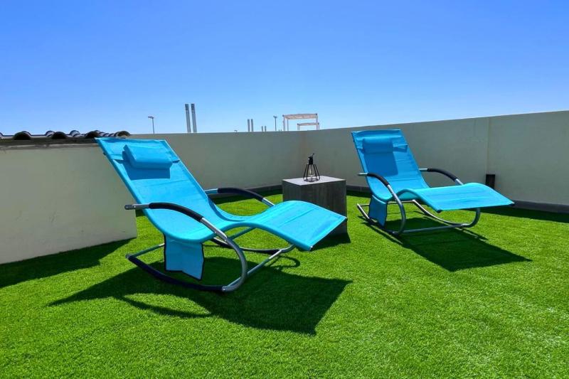 Modern flat with swimming pool terrace and equipped solarium - image 9