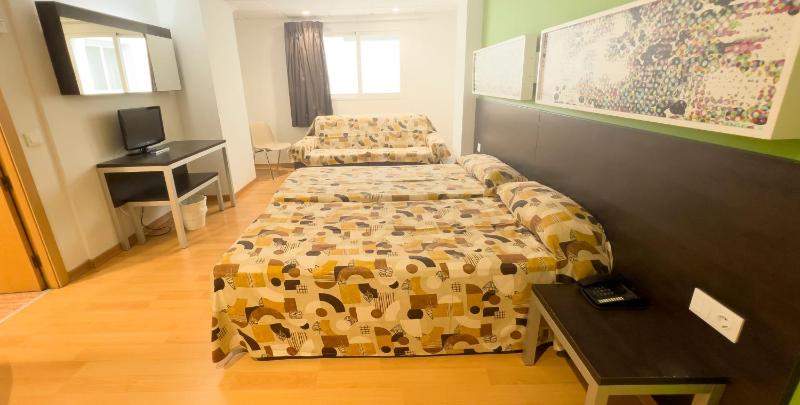 Standard Double Room image 3