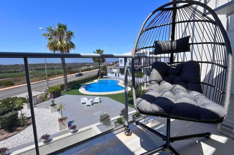 Modern flat with swimming pool terrace and equipped solarium - image 30