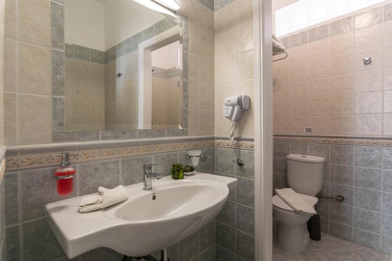Double Room with Outdoor Hot Tub image 4