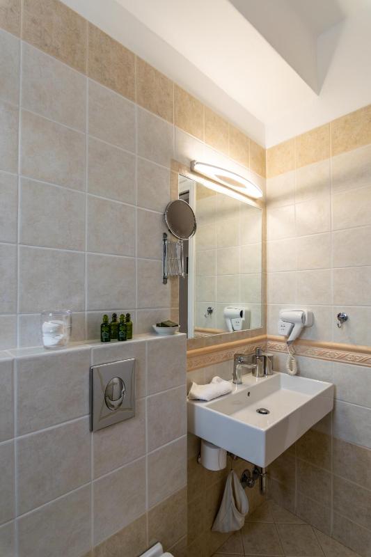 Twin Room image 4