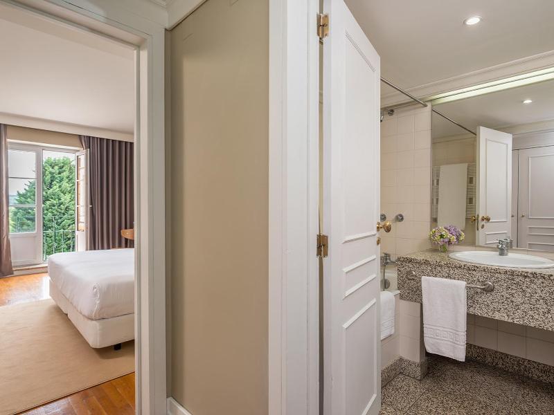 Superior Double or Twin Room with Pool View image 3