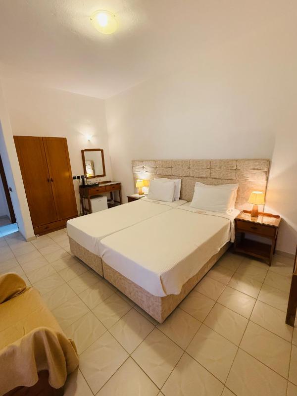 Economy Twin Room image 4