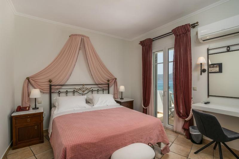 Double Room with Balcony and Sea View image 3