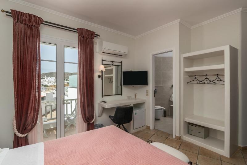 Double Room with Balcony and Sea View image 4