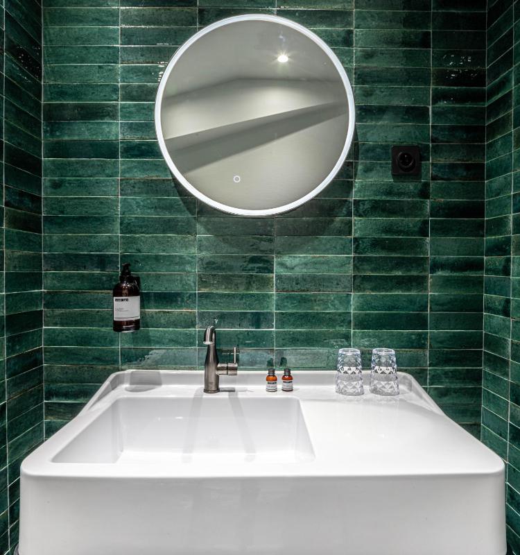 Deluxe Old Harbor image 2