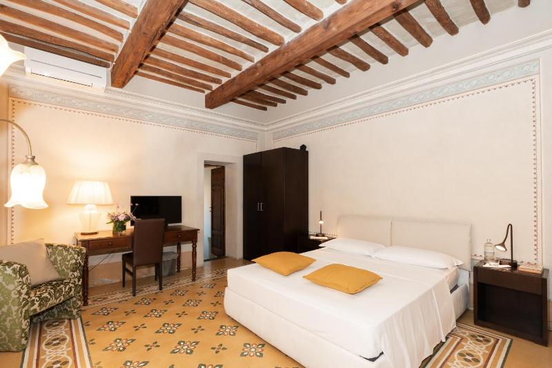 Standard King Room image 4