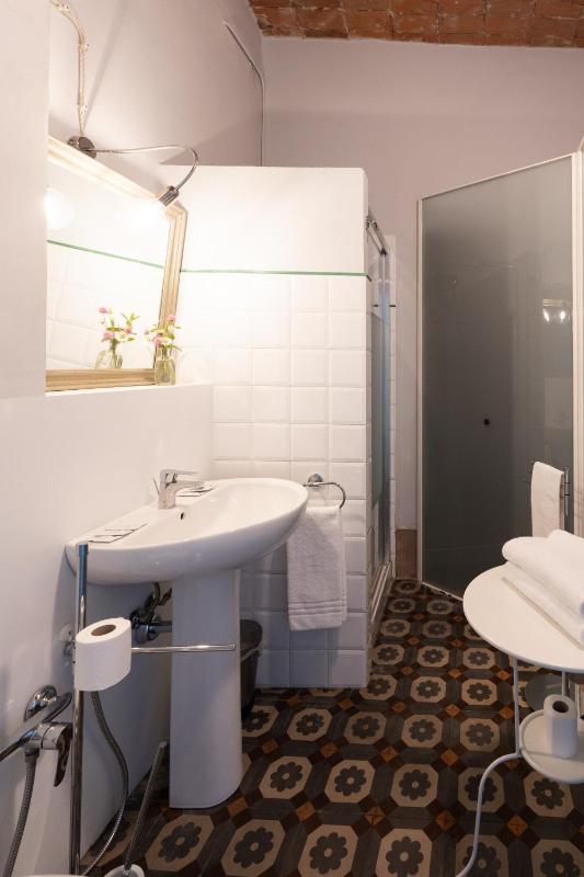Standard King Room image 2