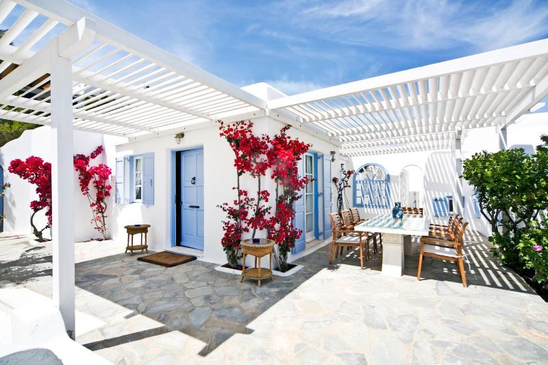 Luxury Villa Psarou image 3