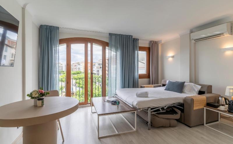 Triple Room (2 Adults + 1 Child) image 1