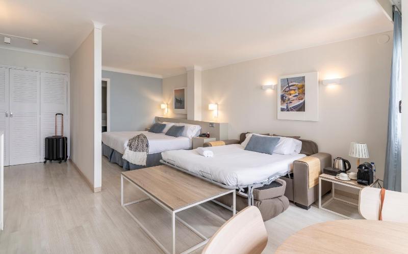 Triple Room with Sea View (2 Adults + 1 Child) image 2
