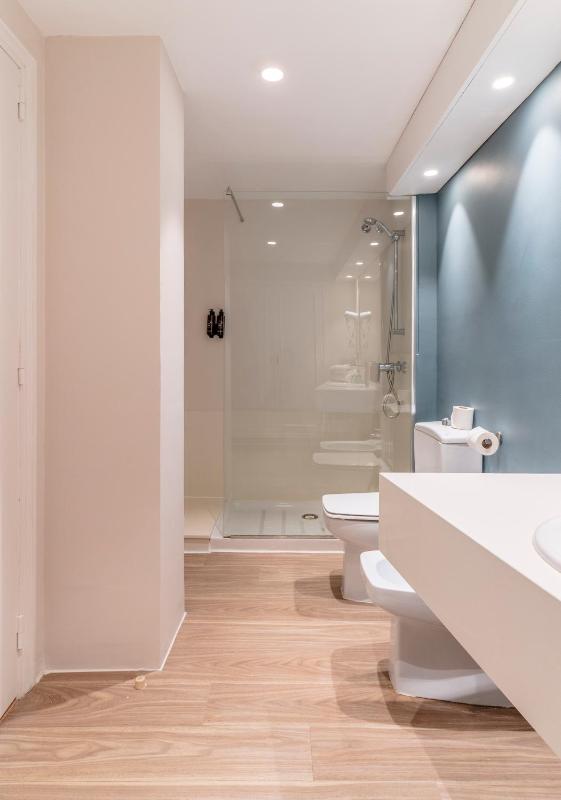Triple Room with Sea View (2 Adults + 1 Child) image 1