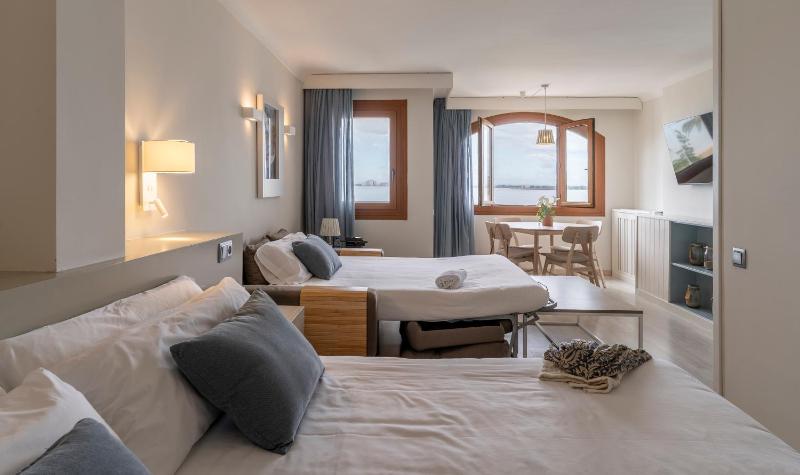 Triple Room with Sea View (2 Adults + 1 Child) image 3