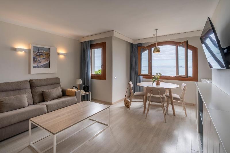 Double or Twin Room with Sea View image 4