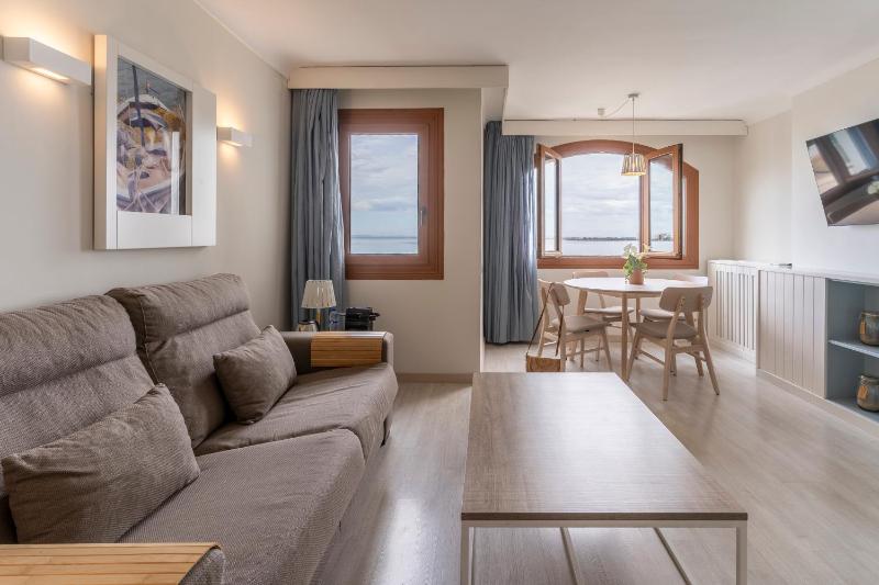 Double or Twin Room with Sea View image 1