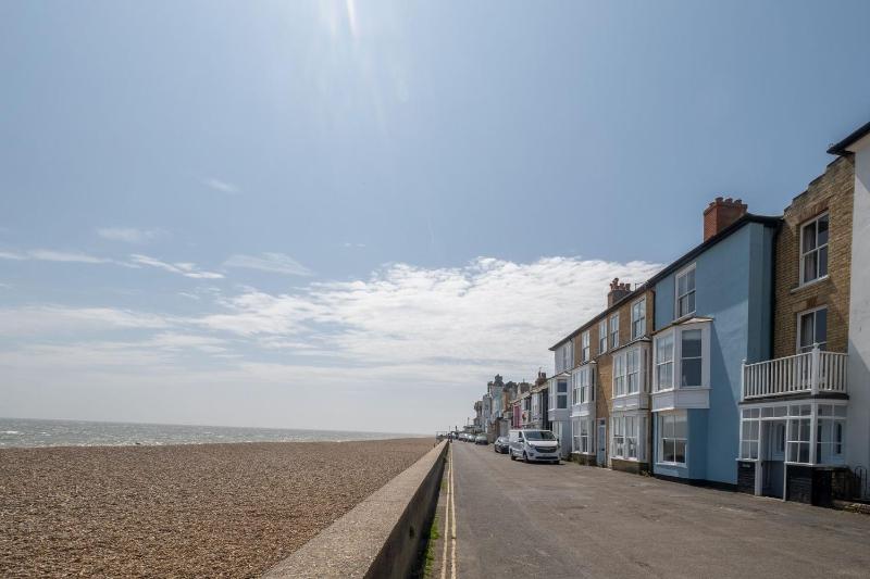 Shore View Aldeburgh - A lovely Seafront House on famous Crag Path with uninterrupted Beach Views - Aldeburgh Coastal Cottages - image 1