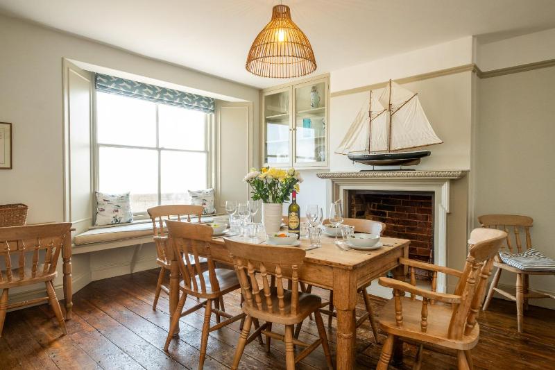 Shore View Aldeburgh - A lovely Seafront House on famous Crag Path with uninterrupted Beach Views - Aldeburgh Coastal Cottages - image 6