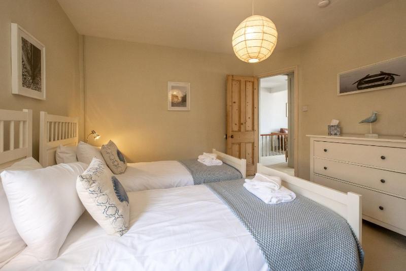 Shore View Aldeburgh - A lovely Seafront House on famous Crag Path with uninterrupted Beach Views - Aldeburgh Coastal Cottages - image 9