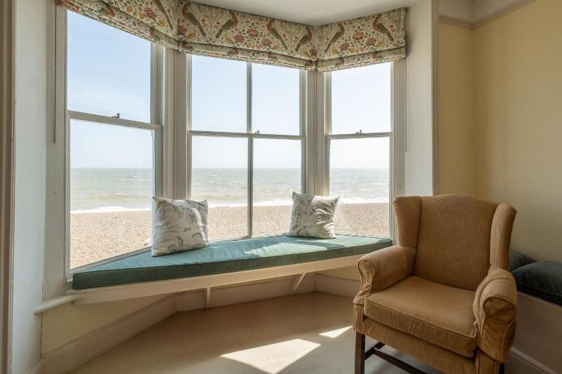 Shore View Aldeburgh - A lovely Seafront House on famous Crag Path with uninterrupted Beach Views - Aldeburgh Coastal Cottages - image 16
