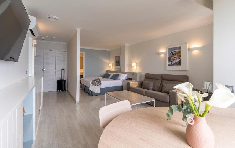 Double or Twin Room with Sea View image 3