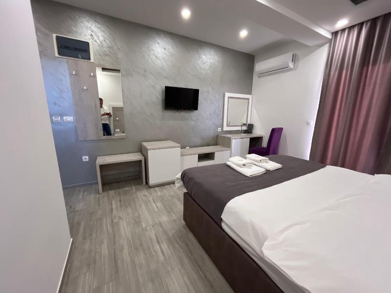 Deluxe Double Room image 3