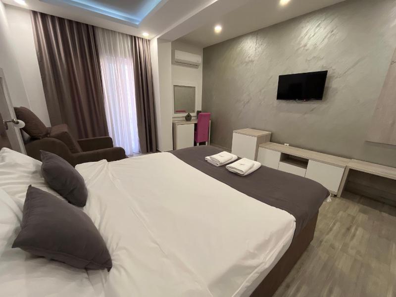 Deluxe Double Room (2 Adults + 1 Child) image 1