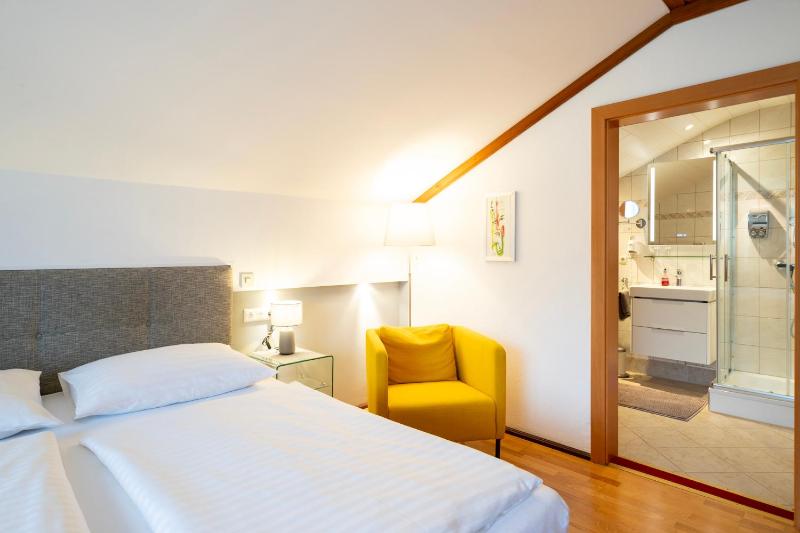 Double Room image 3