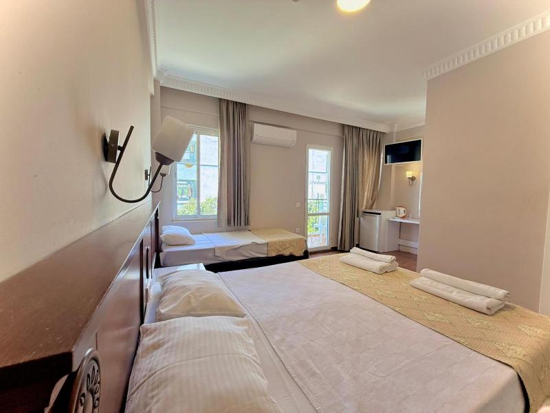 Standard Double Room image 3