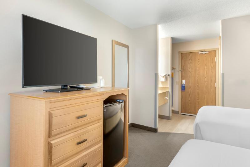 Queen Room with Two Queen Beds - Non-Smoking image 2