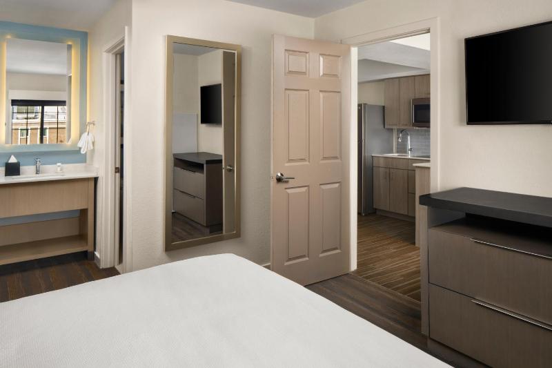 One-Bedroom Suite with Two Double Beds image 2