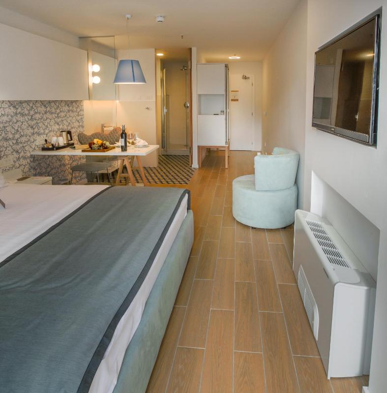 Double Room with Balcony image 4
