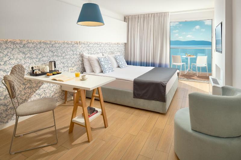 Double Room with Balcony and Sea View image 1