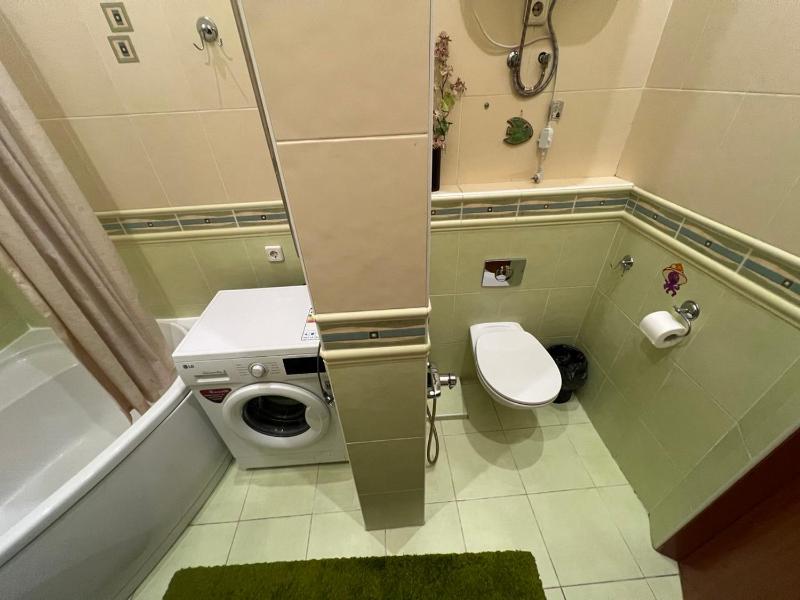 Deluxe One-Bedroom Apartment image 1