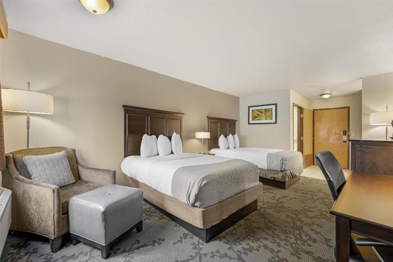 Double Room with Two Double Beds and Bath Tub - Disability Access image 4