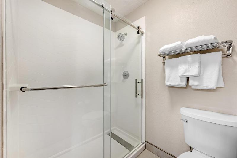Junior Queen Suite image 2