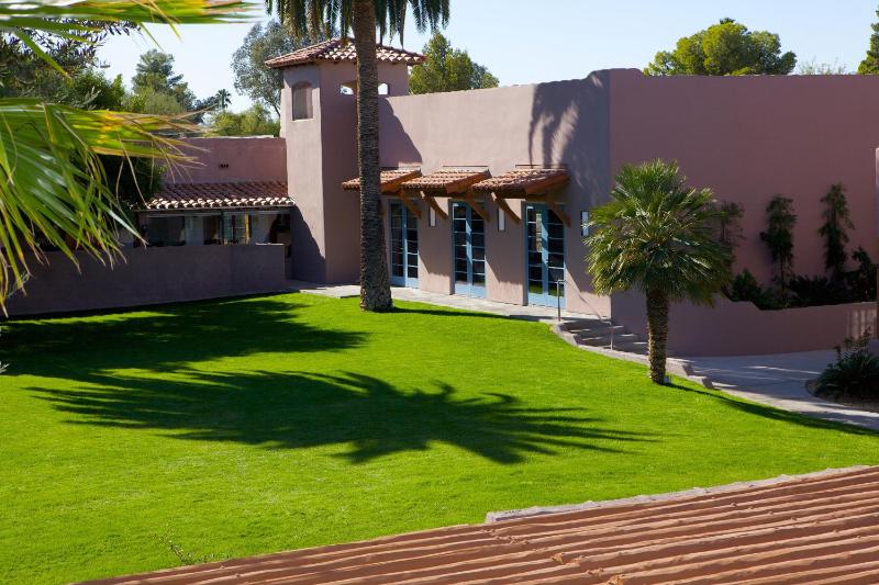 Lodge On The Desert - image 30