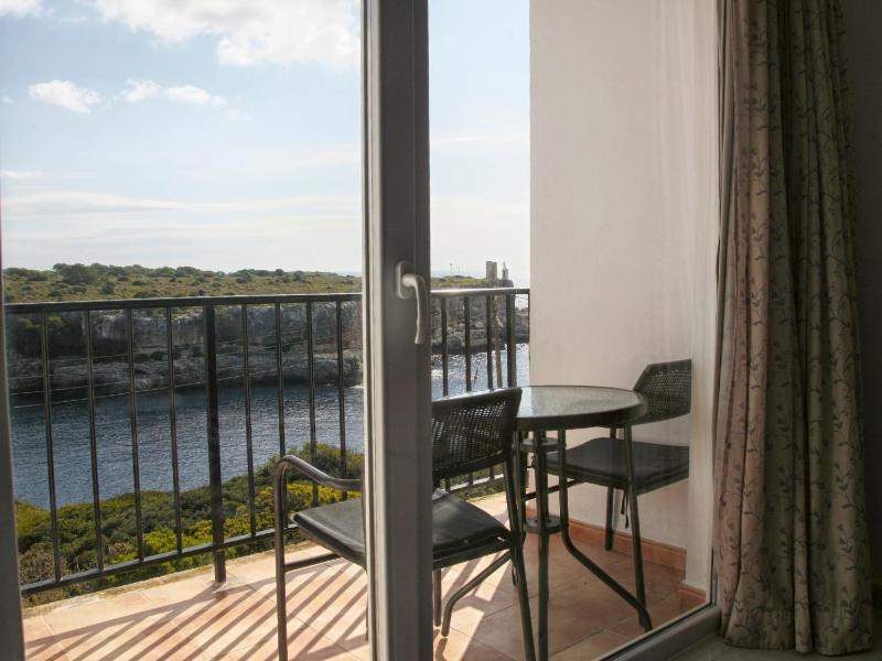 Superior Twin Room with Sea View image 3
