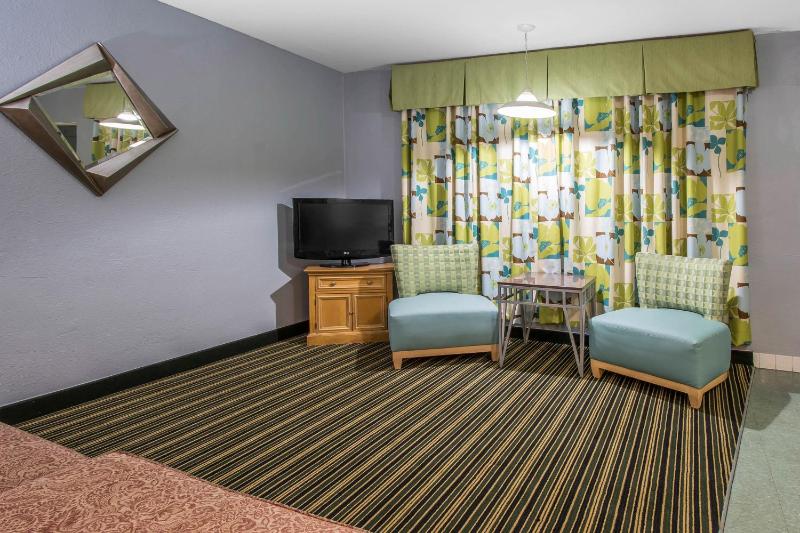 Suite with Two Double Beds image 4