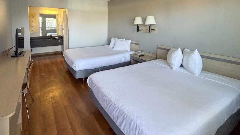 Queen Room with Two Queen Beds - Non-Smoking image 4