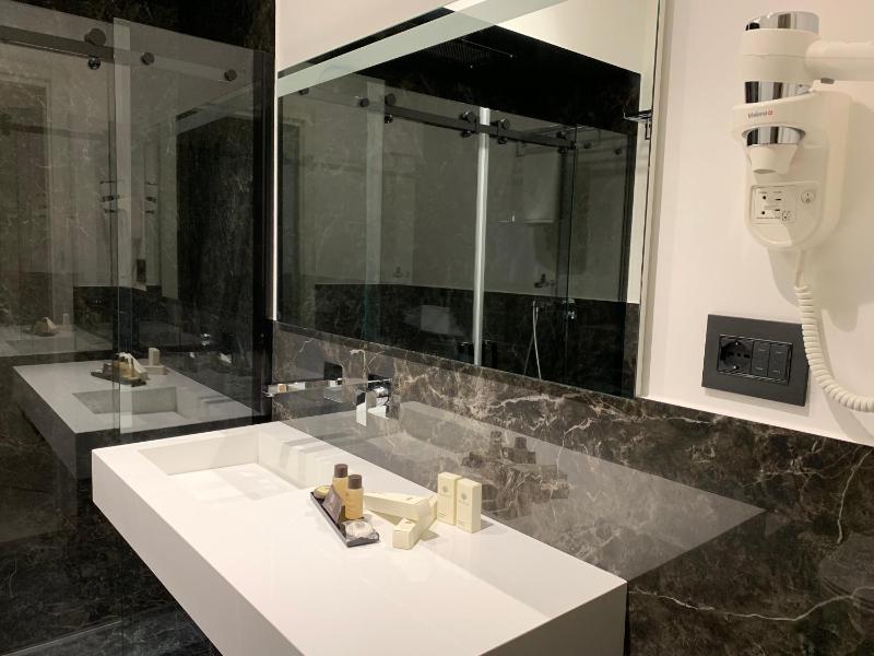 Deluxe Double or Twin Room with Balcony image 2
