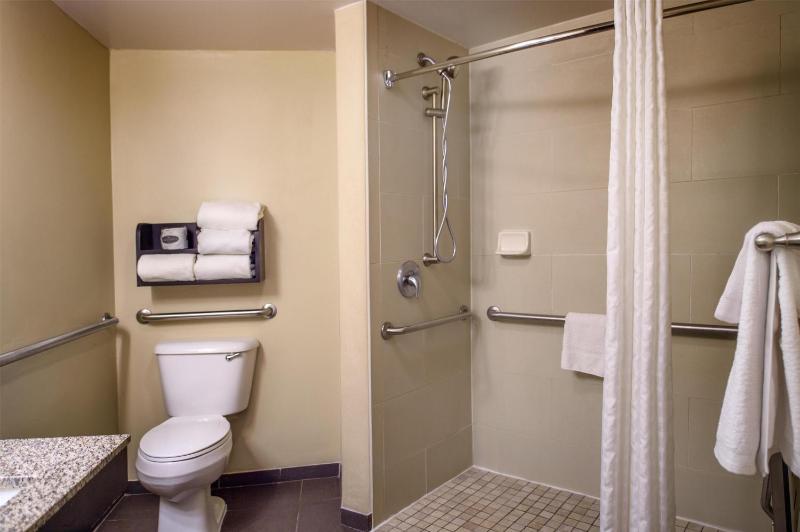 Deluxe Queen Room with Two Queen Beds image 4