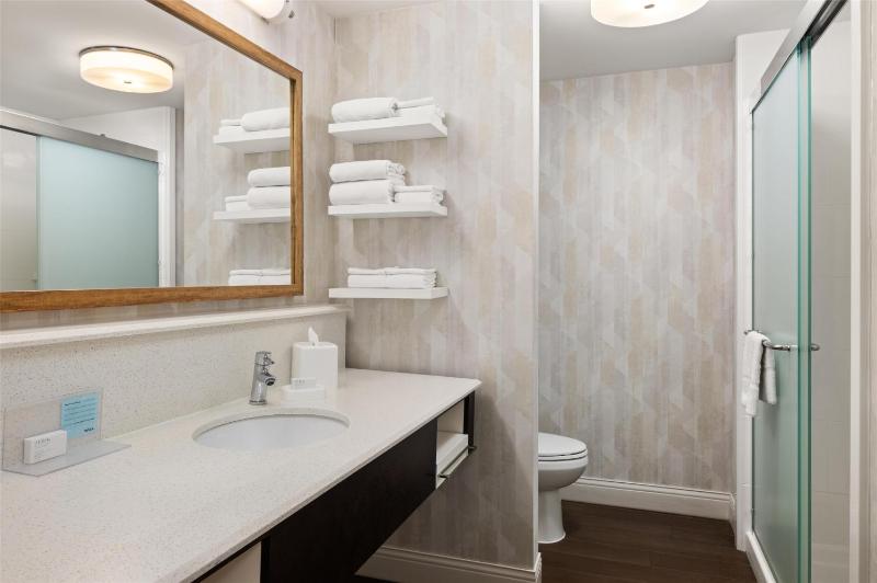 Queen Room with Two Queen Beds (4 Adults) image 2