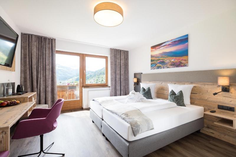 Double Room with Extra Bed image 1